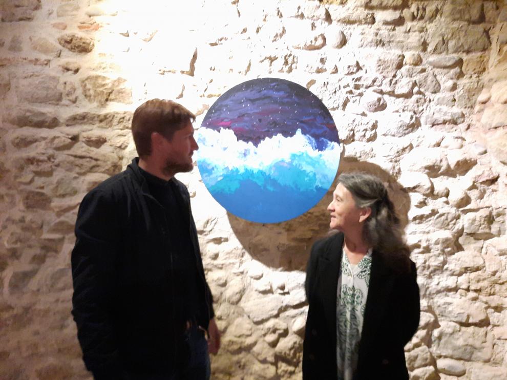 Marcel Iglesias con Marta Dyigme en la exposición.