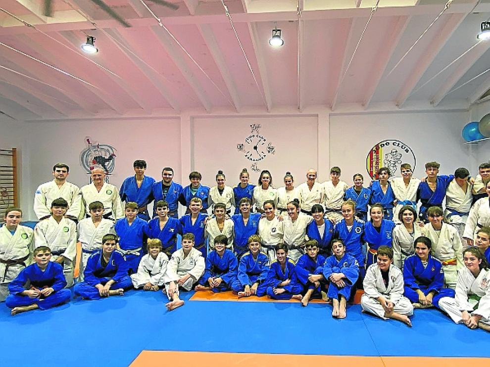 Participantes en en entrenamiento de judo celebrado en Zaragoza.