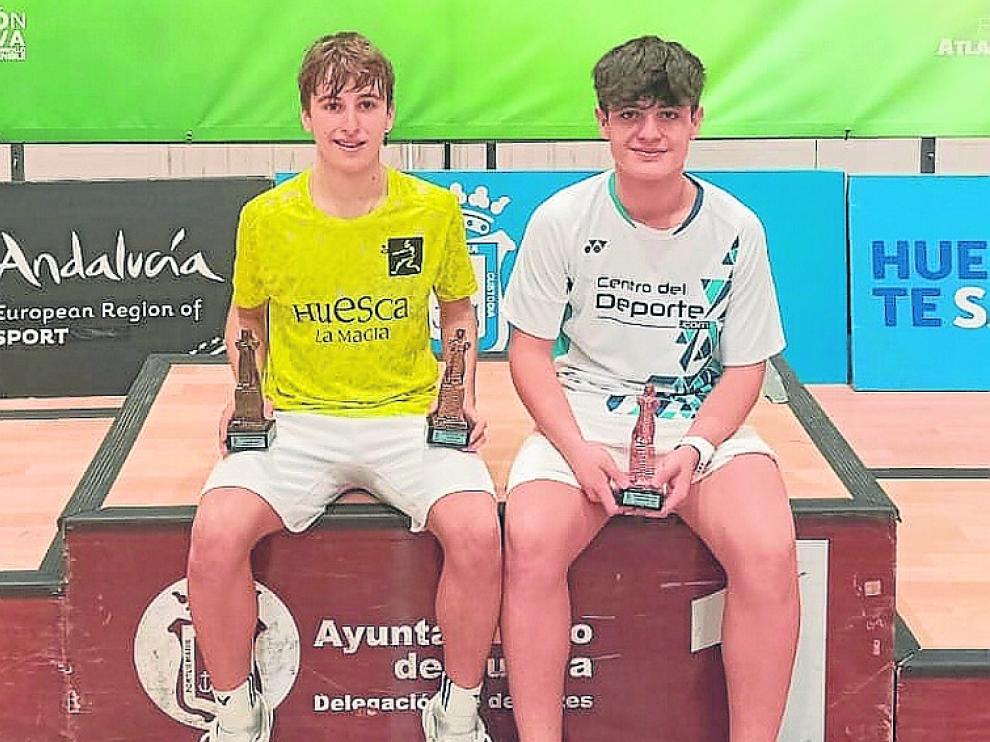 Raúl Bergua, con sus dos trofeos de campeón y Gonzalo Isábal con el de tercer clasificado.