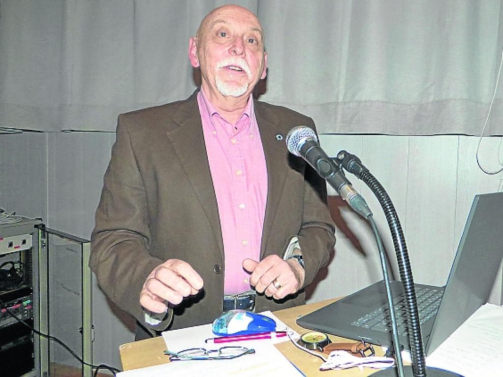Gregorio Juan Hierro, durante su charla en Sabiñánigo.