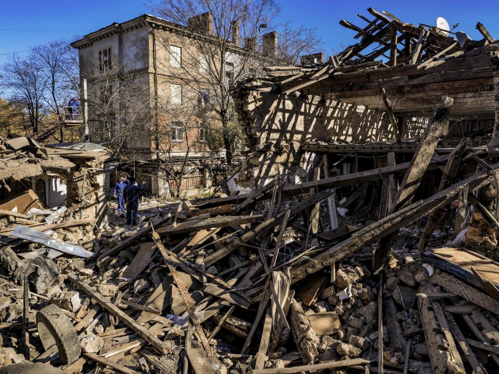 Mykolaiv (Ukraine), 01/11/2022.- A damaged building is seen in Mykolaiv, Ukraine, 01 November 2022. Four missiles hit the city area the night before. Russian troops on 24 February entered Ukrainian territory, starting a conflict that has provoked destruction and a humanitarian crisis. (Rusia, Ucrania) EFE/EPA/HANNIBAL HANSCHKE UKRAINE RUSSIA CONFLICT