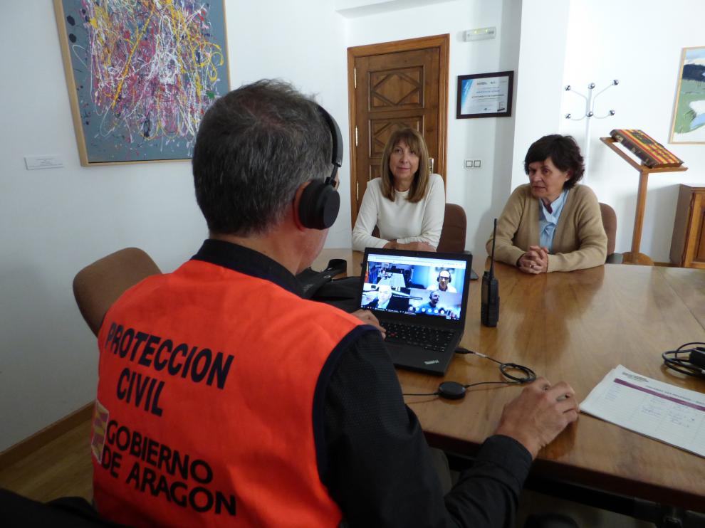 Berta Fernández y Lourdes Arruebo han presenciado la prueba del aviso de emergencia, en Sabiñánigo.