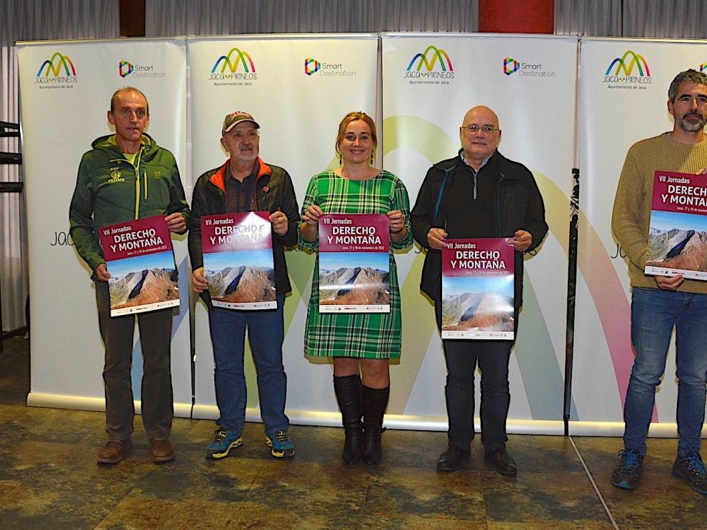 Alberto Ayora, Sebastián Álvaro, Olvido Moratinos, Julio Rojas e Íñigo Ayllón, con el cartel de la cita.