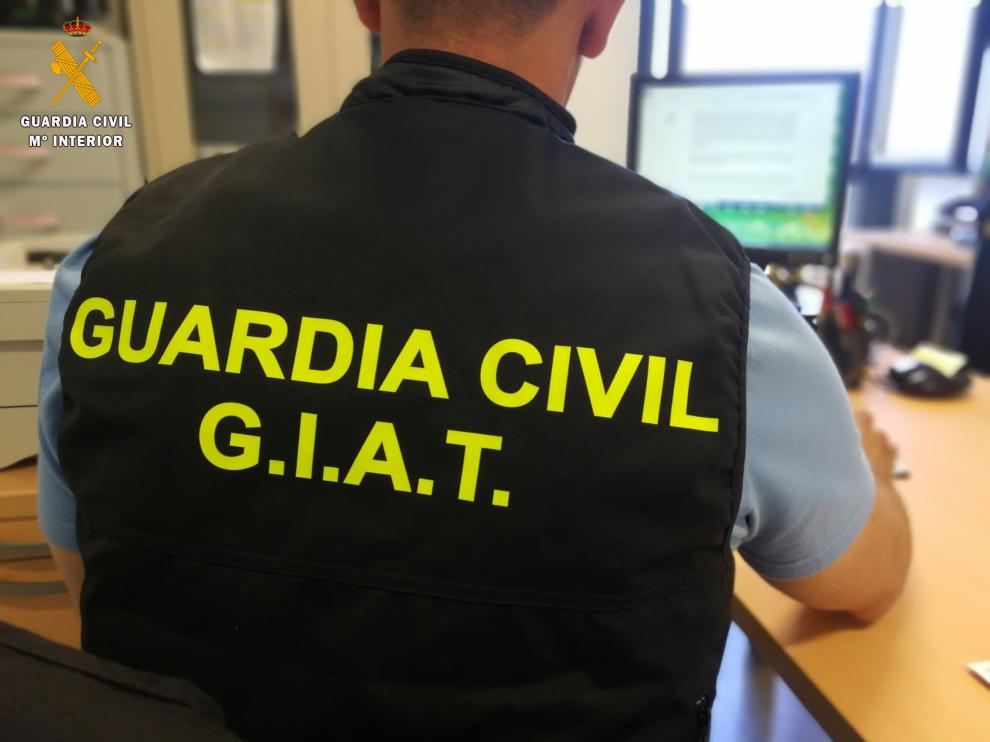 Un agente de la Guardia Civil del Grupo de Investigación y Análisis de Tráfico (GIAT).