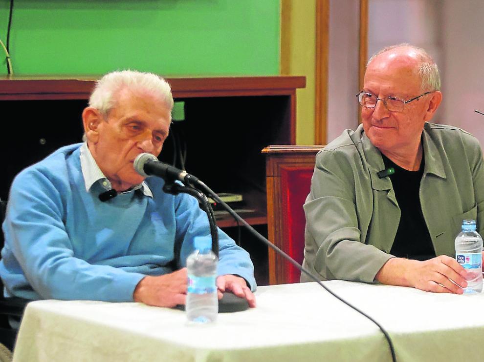 Ángel Gari y Severino Pallaruelo, ayer en el Salón Azul del Casino.