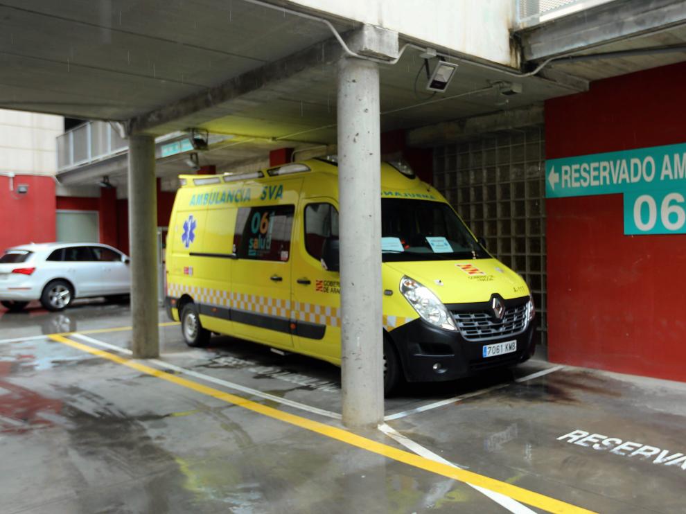 Foto de archivo de una ambulancia en el Centro de Salud Pirineos de Huesca.