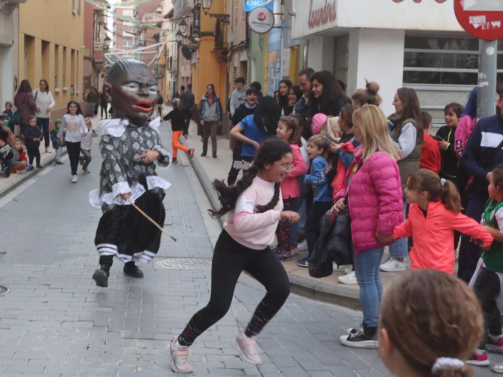 La Abueleta corre tras los niños con su vara, un símbolo de las fiestas de San Martín.