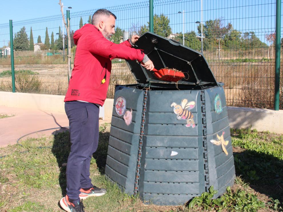 Usuario vierte los restos de compostaje doméstico en uno de los contenedores aportados por el Ayuntamiento de Binéfar.