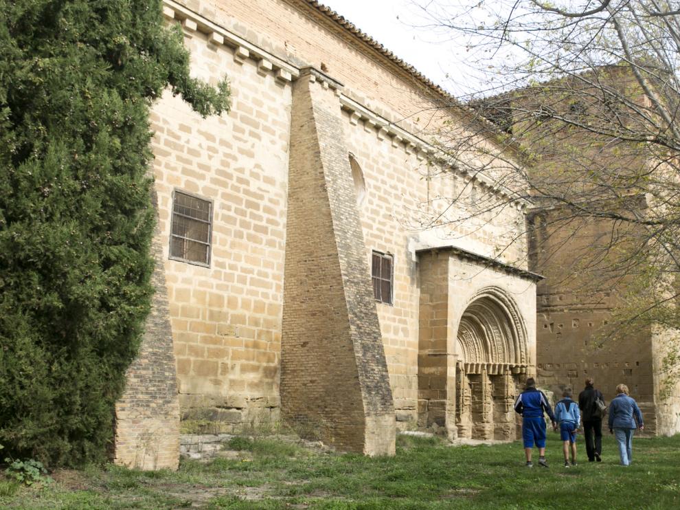 Visitantes en la entrada del Monasterio de Casbas de Huesca.