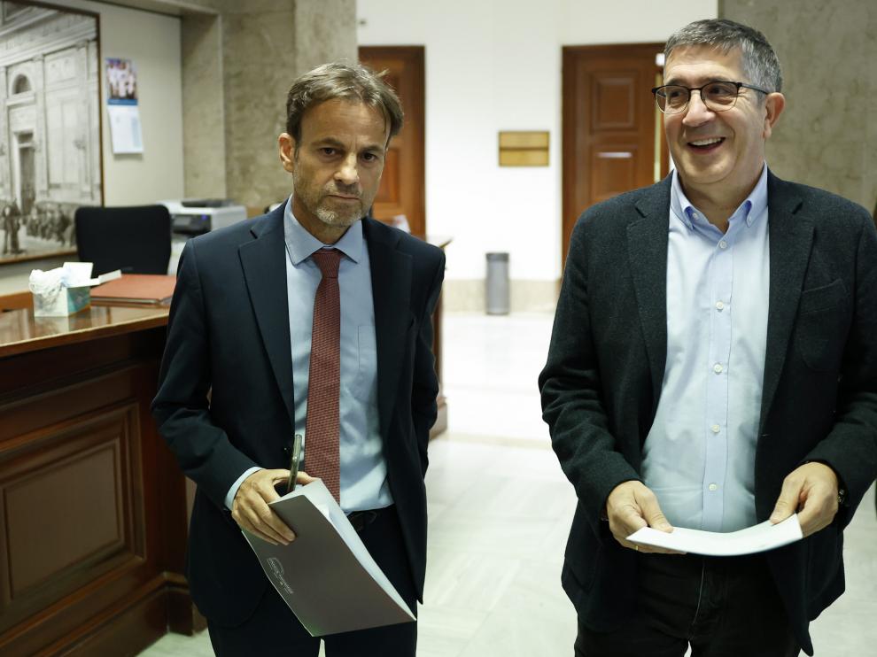 Patxi López y Jaume Asens registraron este viernes la proposición de ley.