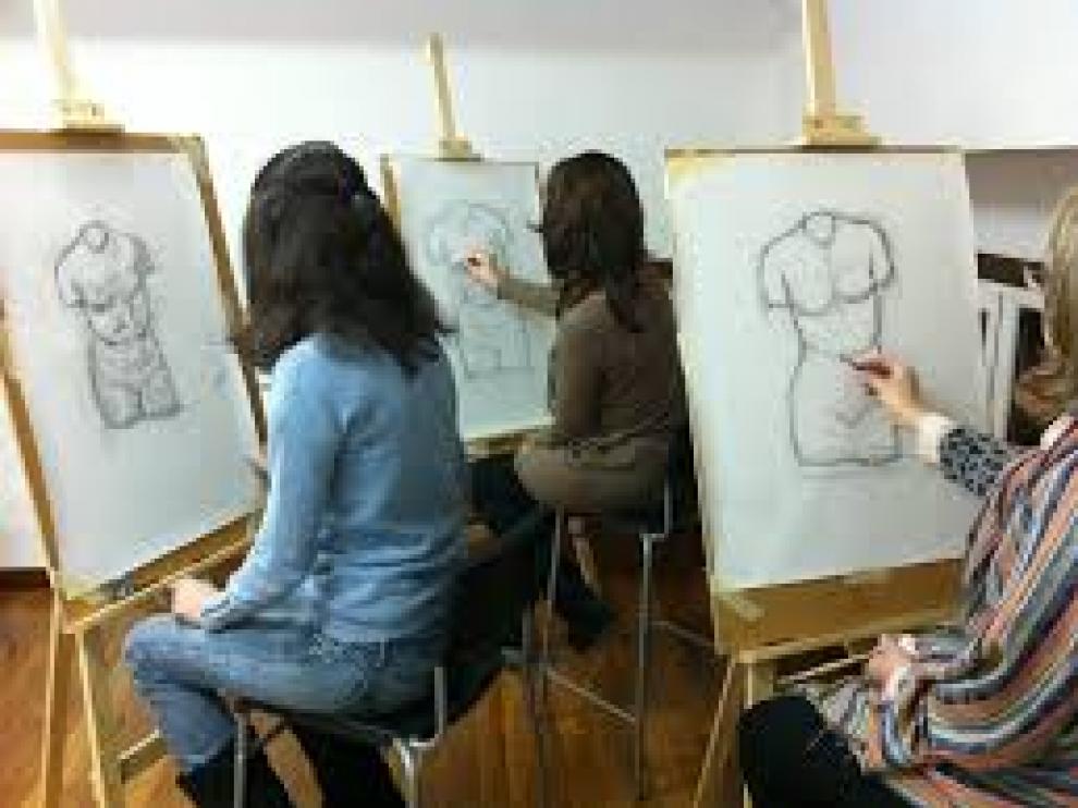 Alumnos durante una clase de dibujo.