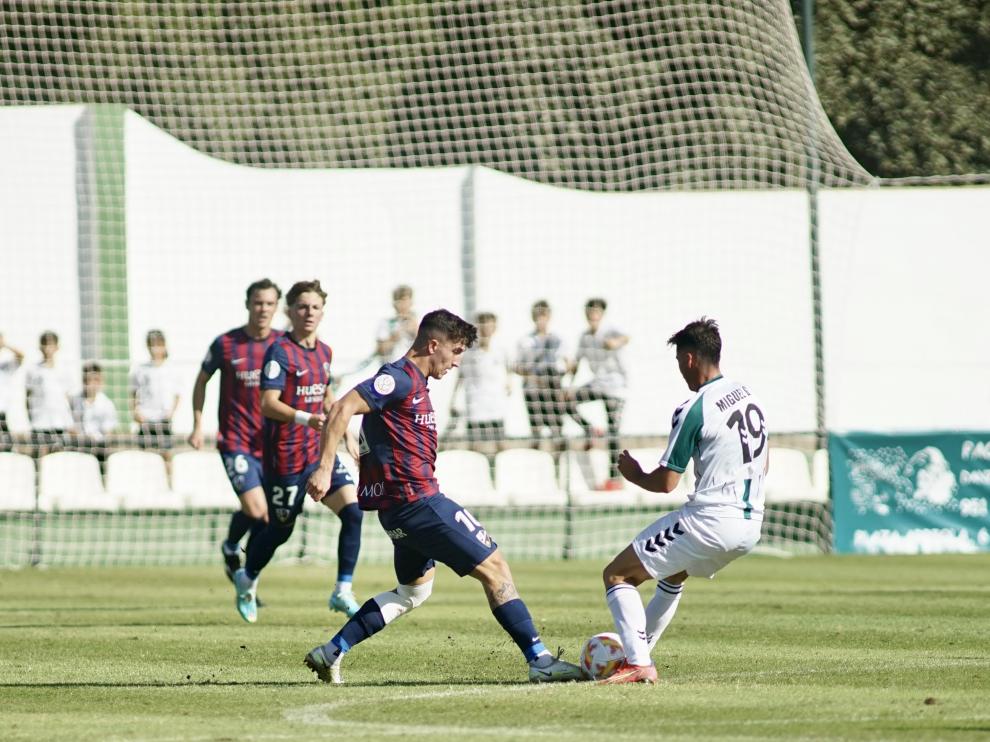 Escriche disputa el balón con un rival del Juventud Torremolinos