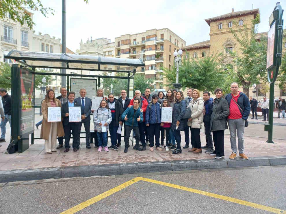 Usuarios, autoridades y responsables de Avanza y Cadis durante la presentación de los paneles.