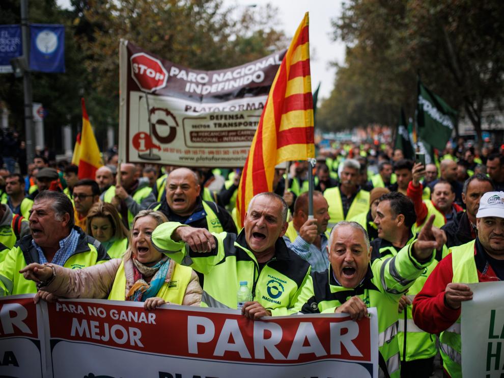 Imagen de la manifestación de los transportistas este lunes en el Paseo del Prado en Madrid