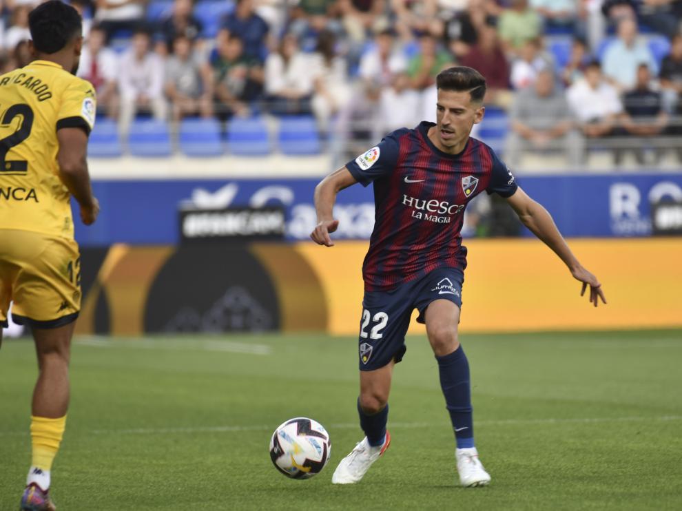 Juan Carlos Real encara a un jugador del Lugo en El Alcoraz.