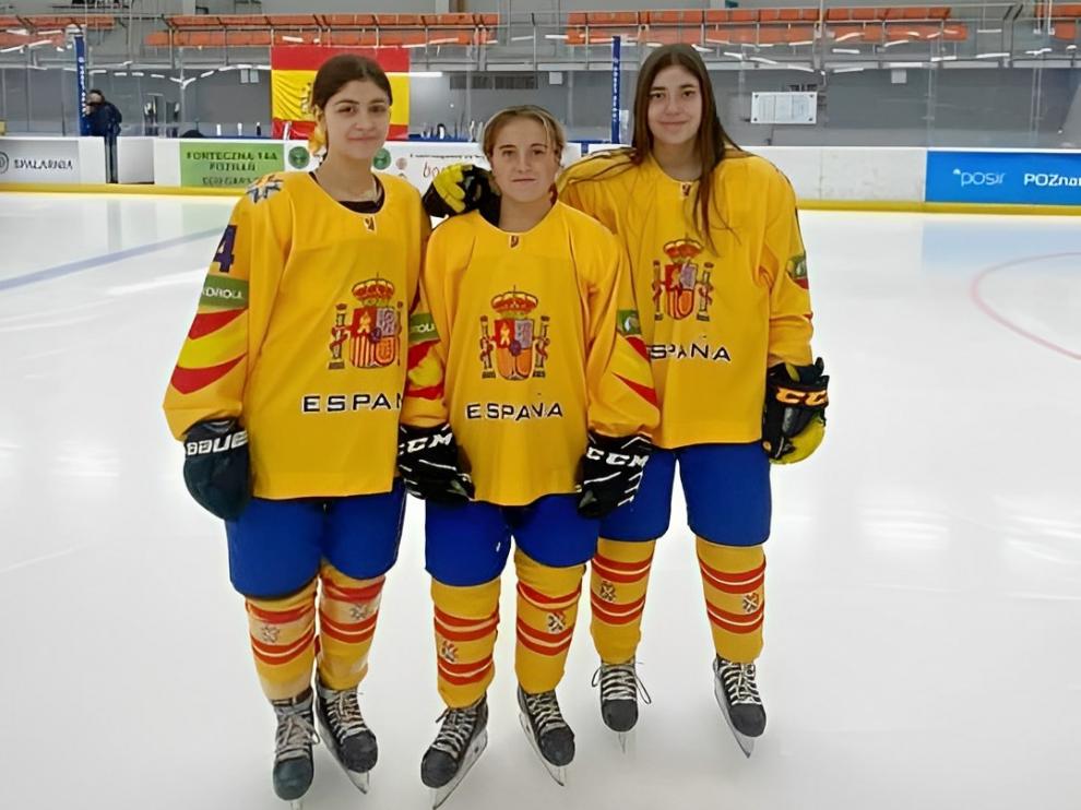 Paula Marina, Nerea Giménez y Julia Herrero, en Polonia, durante el torneo Cuatro Naciones que ganó la selección femenina Sub 18.