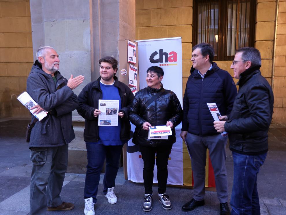 En el centro, Sonia Alastruey, candidata a la alcaldía de Huesca, durante la presentación de la campaña.