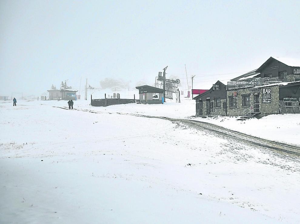 Primeros turistas de la temporada este sábado en la estación de esquí de Candanchú.