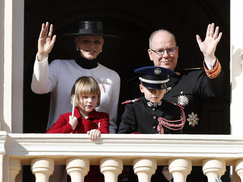 Los príncipes de Monaco, Alberto y Charlene, junto a sus hijos, Jaques y Gabriella.