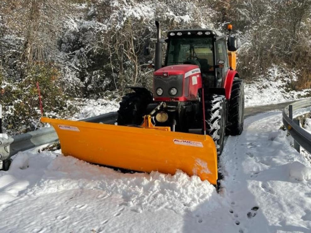 Retirada de nieve en el acceso a Fragen, en término municipal de Torla-Ordesa.