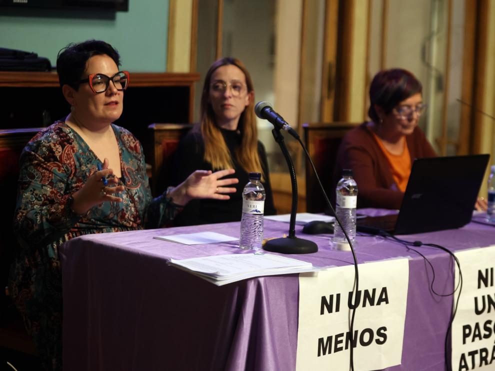 Un momento de la charla, con Cecilia Piris y Teresa Saez, ayer en el Salón Azul del Casino de Huesca.