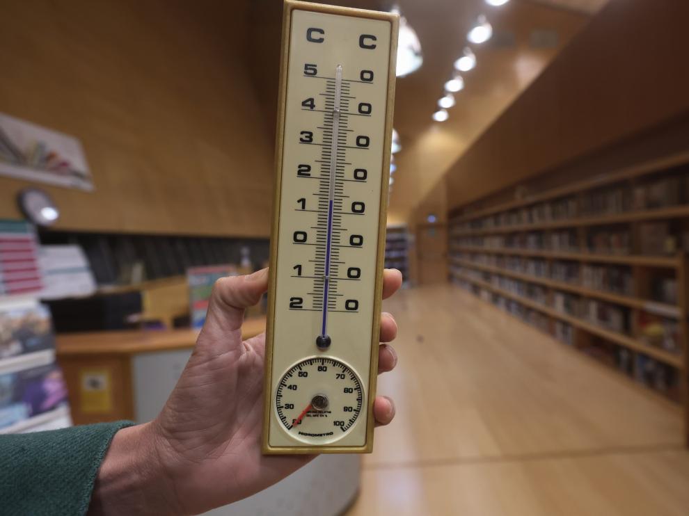 Casi 14 grados marcaba este martes 22 por la tarde en la biblioteca de adultos del Centro Cívico Santiago Escartín de Huesca.