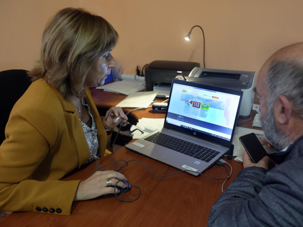 Un usuario de Ayerbe hace uso de los servicios que ofrece la campaña “La Administración cerca de ti”.