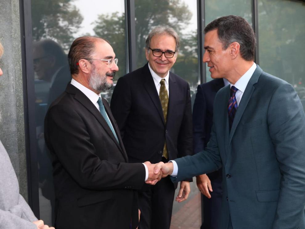 Momento del saludo entre Pedro Sánchez y Lambán.