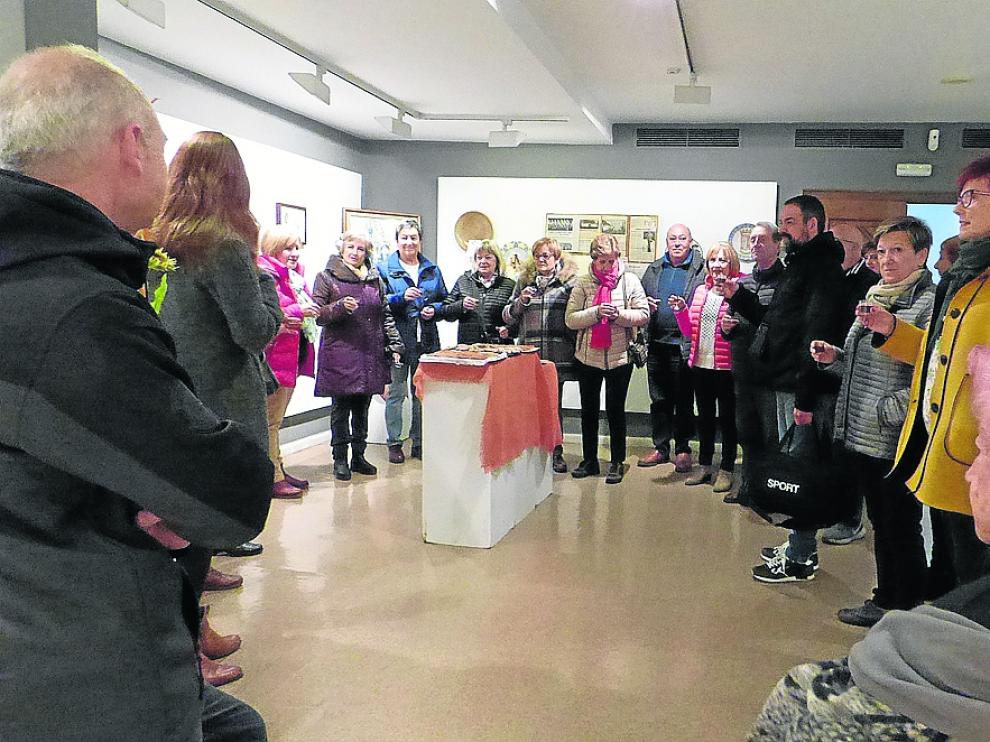 Los componentes del Orfeón Serrablés inauguraron la exposición con un brindis.