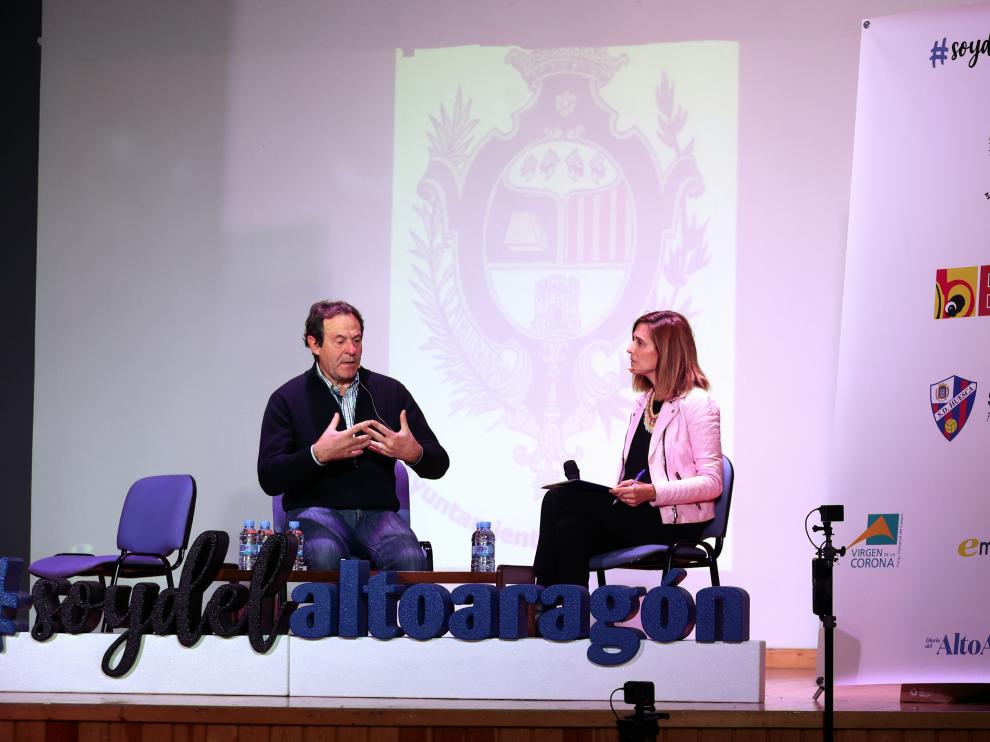 El alcalde de Almudévar, Antonio Labarta, conversa con la directora de DIARIO DEL ALTOARAGÓN, Elena Puértolas.