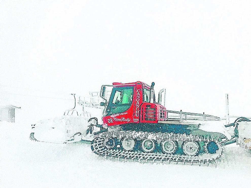 Una máquina de la estación de Candanchú, preparando la nieve, este martes.