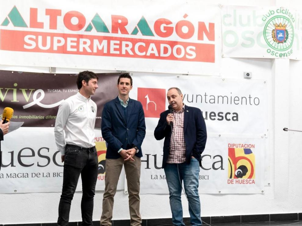 Miguel Bergua y Alberto Ara, junto a Luis Marquina.