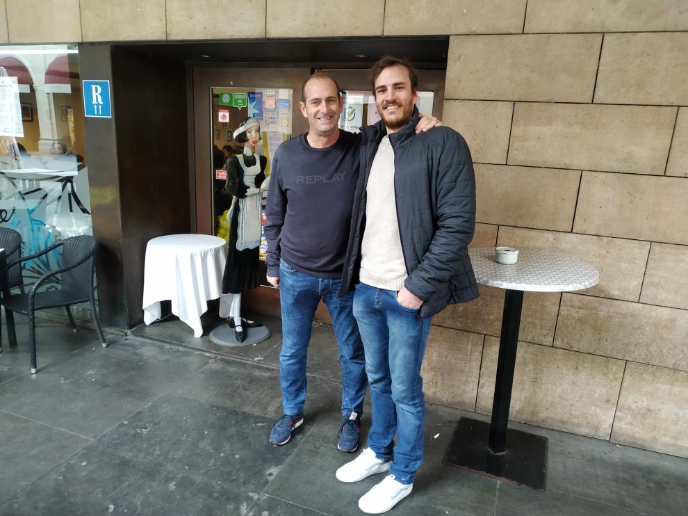 José Nolasco y Rudolph Hackbarth, delante del Restaurante Flor en la mañana de este jueves.
