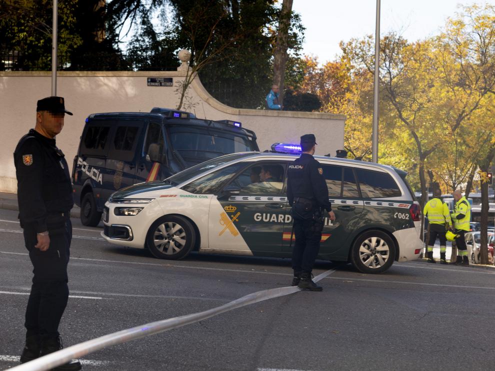 Agentes en las proximidades de la Embajada de Estados Unidos en Madrid.