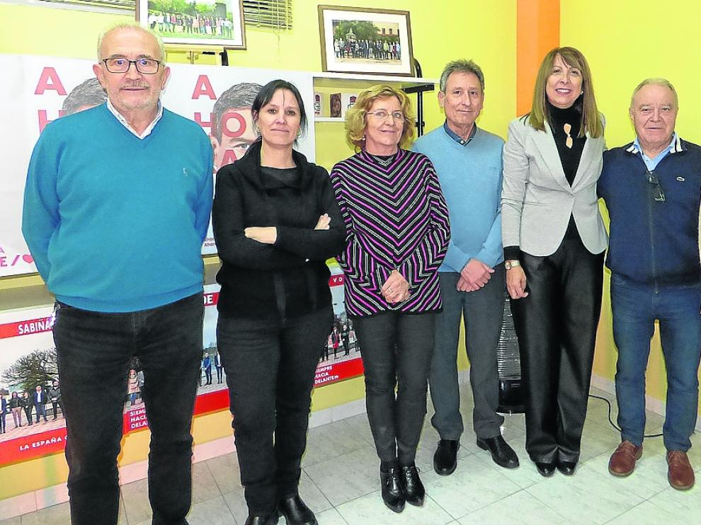 Berta Fernández, quinta por la izquierda, ayer junto a otros dirigentes del PSOE.