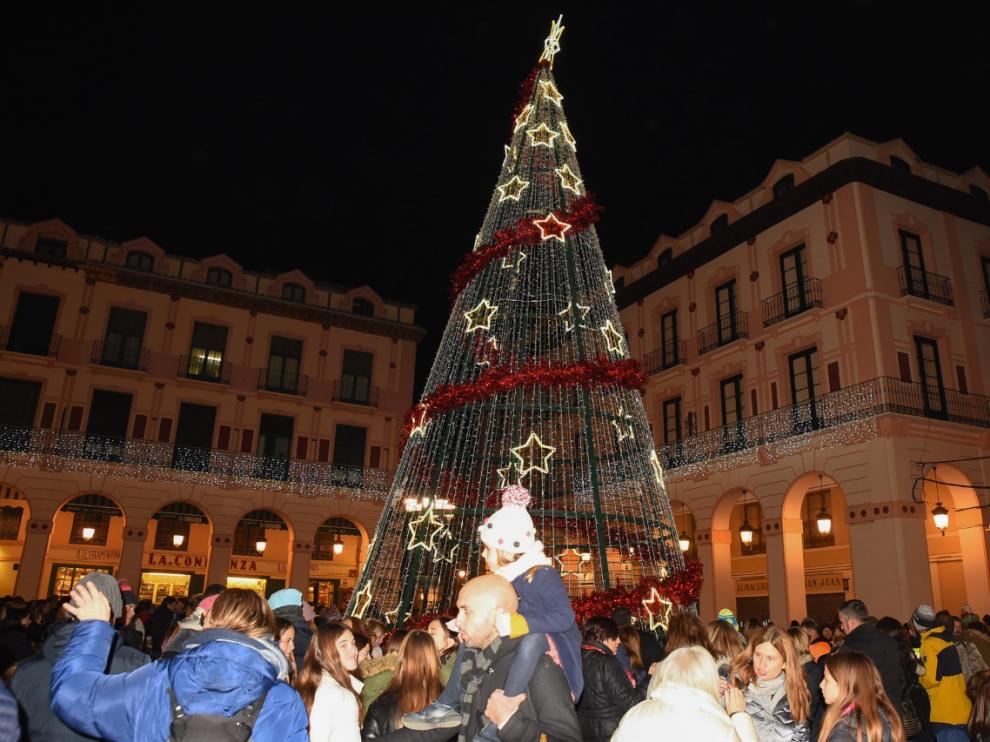 Huesca ya huele a Navidad tras el encendido de su iluminación