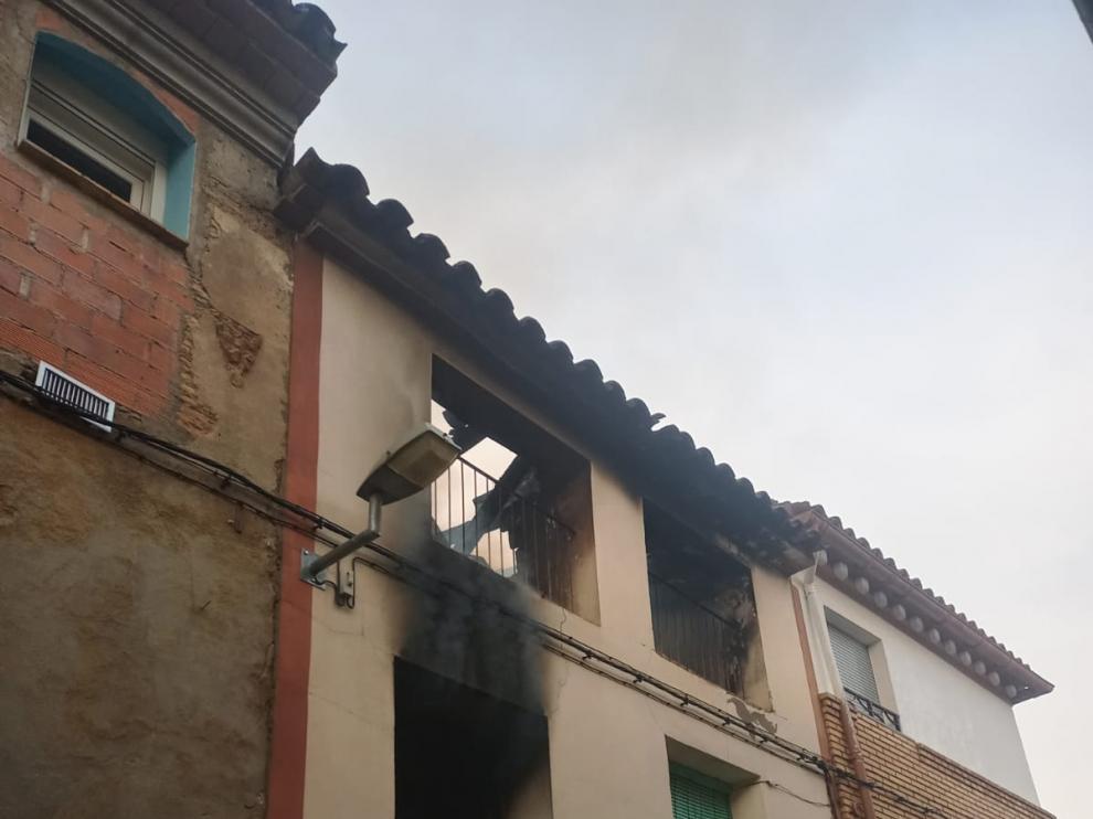 Imagen de la vivienda afectada por el incendio en la tarde de este sábado en Alcampell.