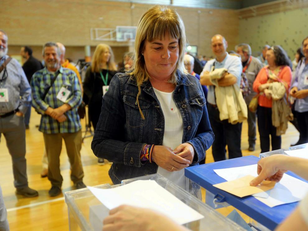 Pilar Callén, votando en las últimas elecciones municipales, cuando encabezó la lista de Cambiar Huesca.