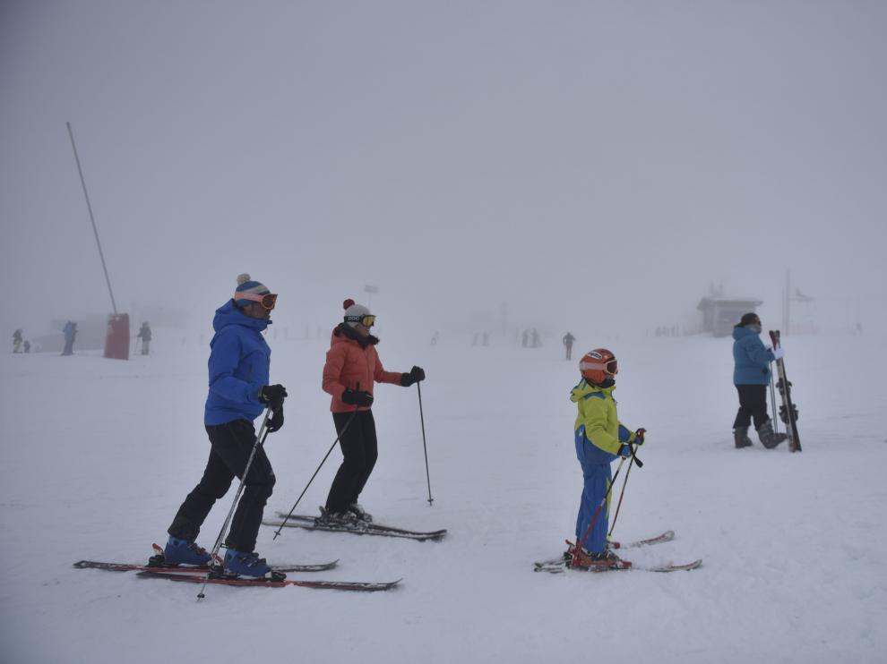 Primeros esquiadores de la temporada en las estaciones oscenses.