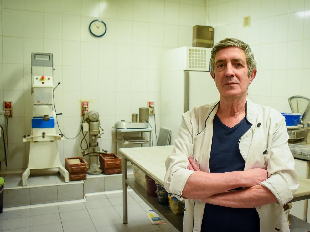 Manuel Tricas, en el obrador de la pastelería familiar, en el día del cierre.