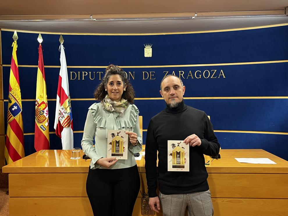 La concejala Elena García Juango y Edu Flores presentaron el salón del libro infantil.