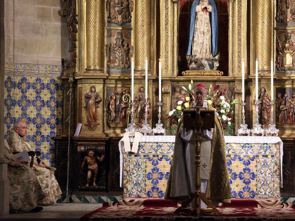 El obispo de Huesca, Julián Ruiz, durante el acto litúrgico de ayer, en la Catedral.
