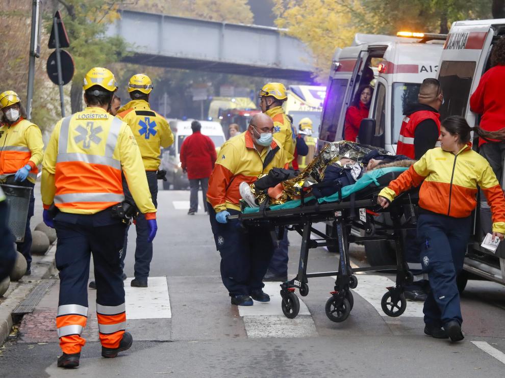 Personal sanitario y de seguridad atendiendo a los heridos tras la colisión de dos trenes de la línea R4.