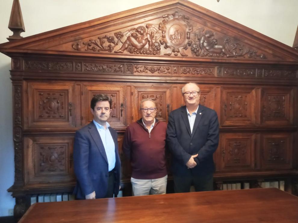Antonio Tuda junto a alcalde de Huesca, Luis Felipe; y el primer teniente de alcalde, José María Romance.