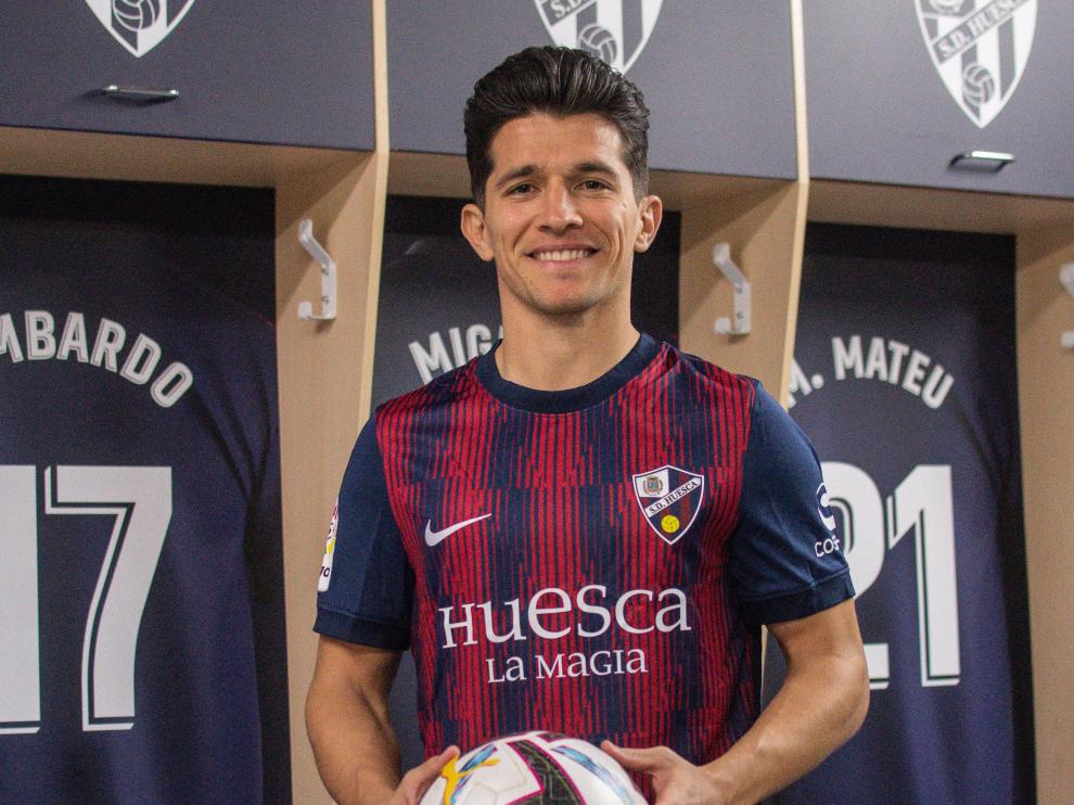 Juanjo Nieto posa con la camiseta de la SD Huesca en su presentación.