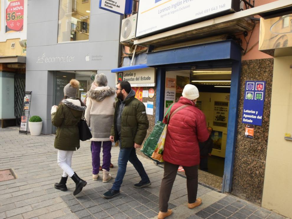 Las administraciones lotería de Huesca están muy concurridas estos días.