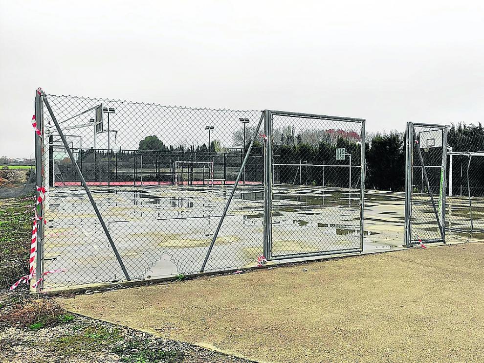 Pistas de baloncesto y fútbol en Yéqueda que se cubrirán con un pabellón polideportivo.