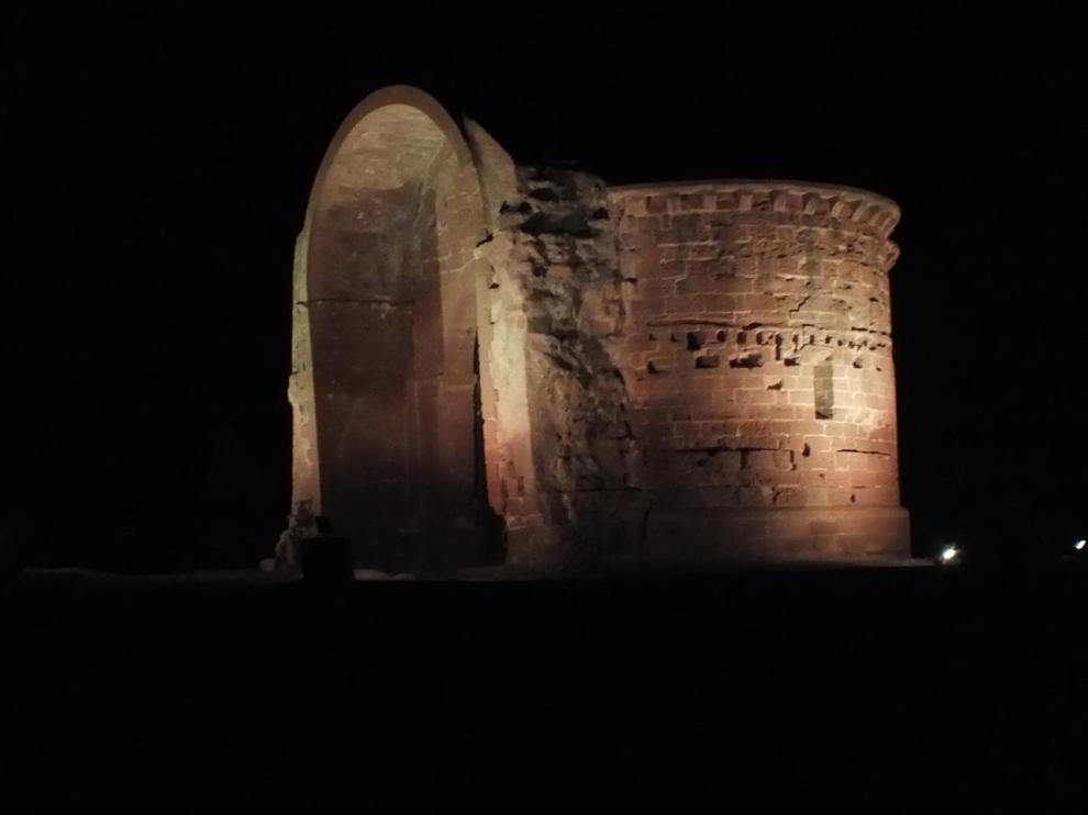 Aspecto que presenta la ermita de Los Dolores de Monflorite con la iluminación.