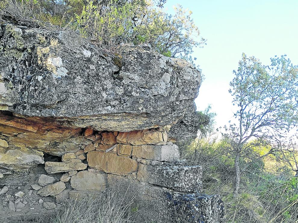 Refugio rupestre reacondicionado para uso agrícola y pastoril en ro Mon, cerca de Buera.