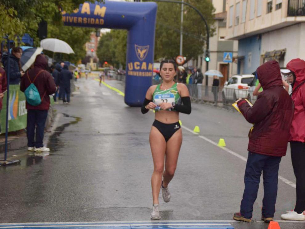 Eva Rico entra en meta en Cieza